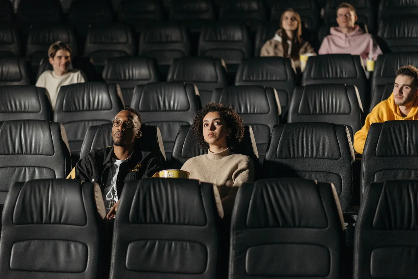 Público en una sala de cine contemporánea