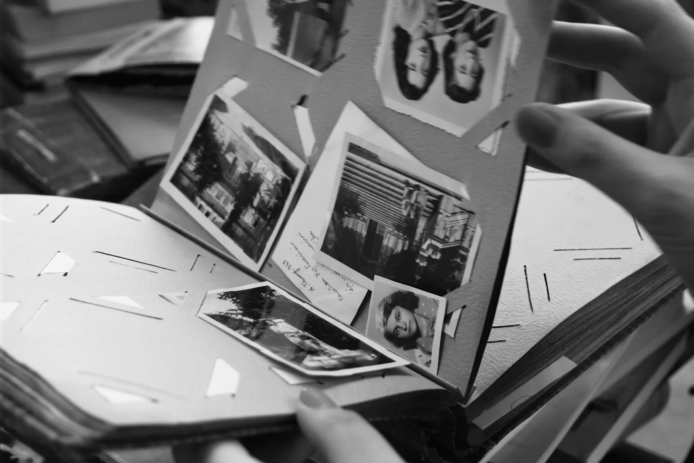 Álbum abierto con fotografías en blanco y negro