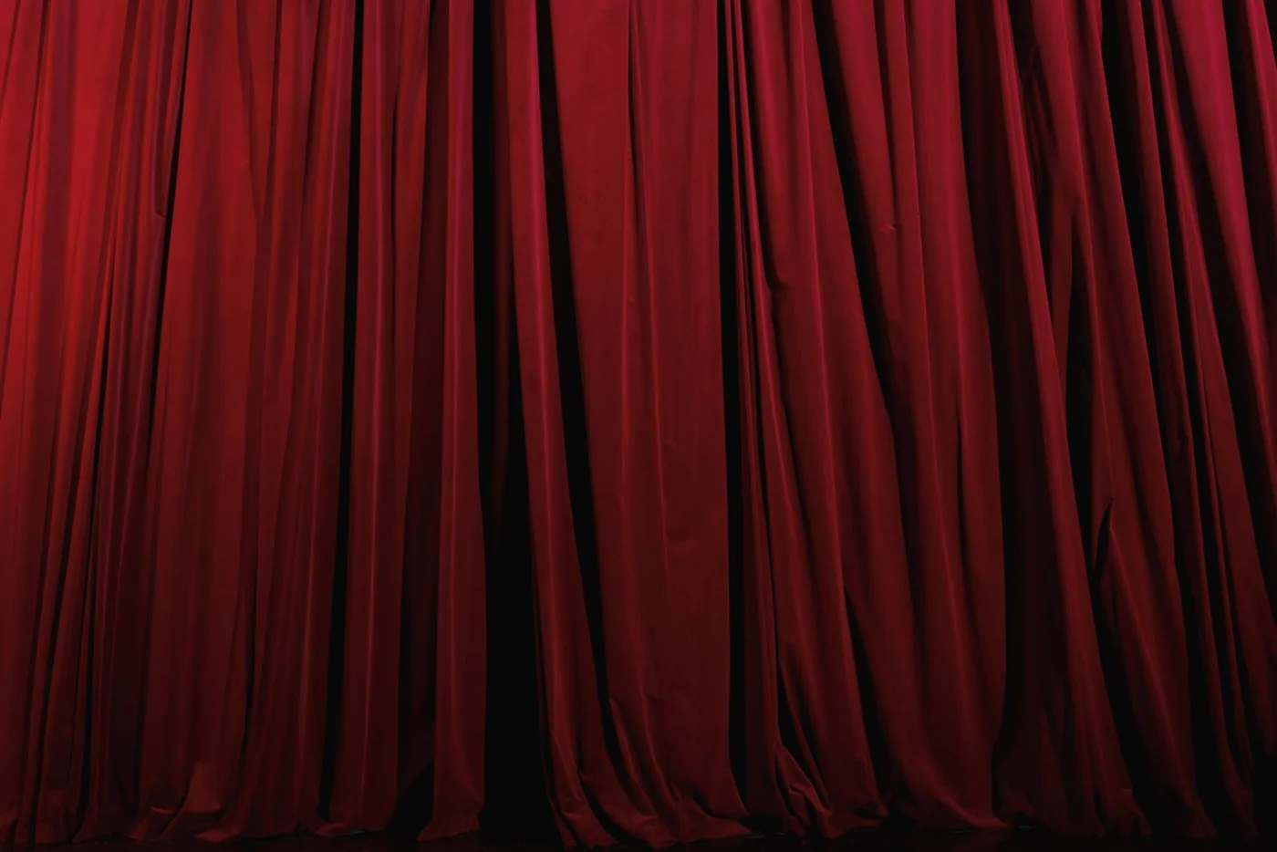 Cortinas rojas de un escenario teatral