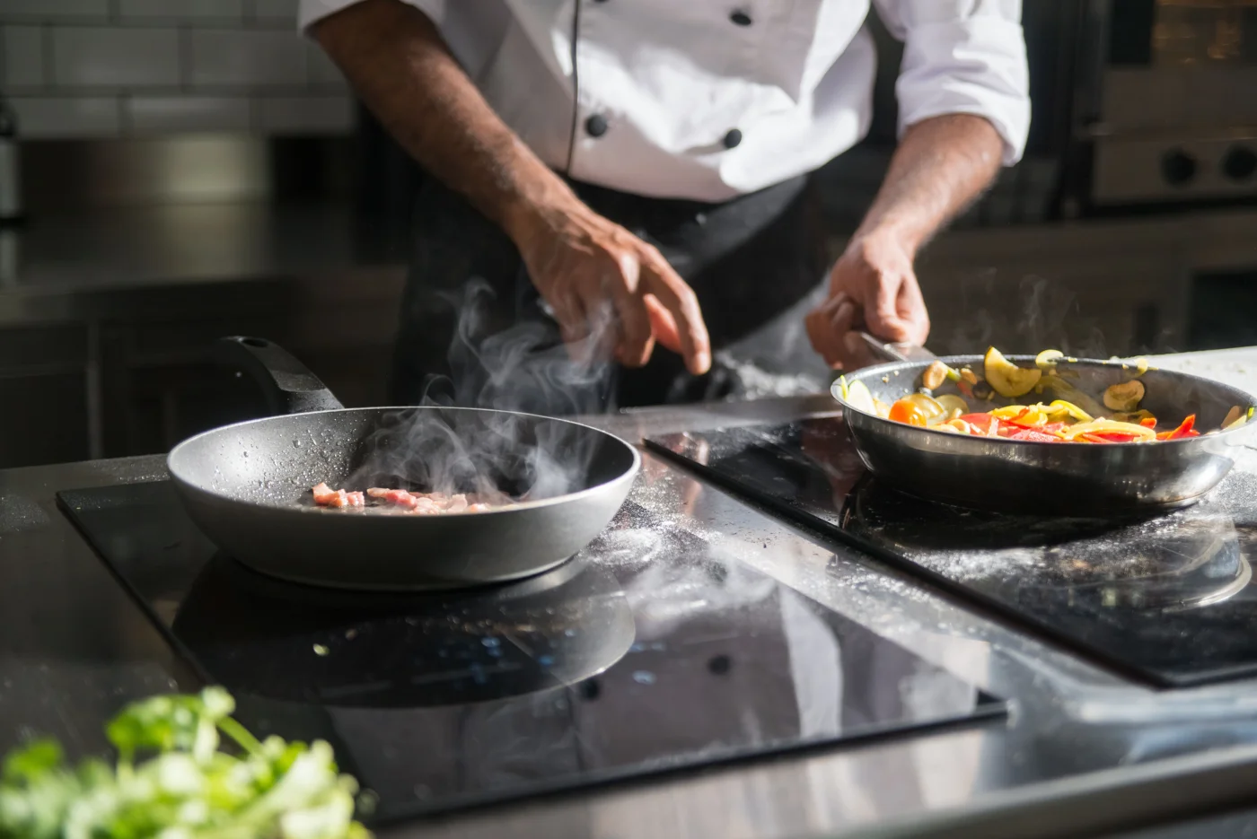 Persona preparando comida en una cocina