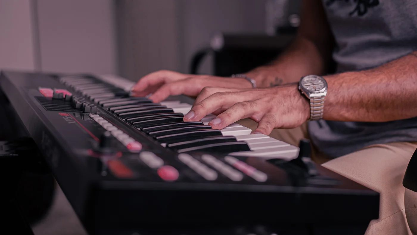 Manos de una persona tocando un teclado musical